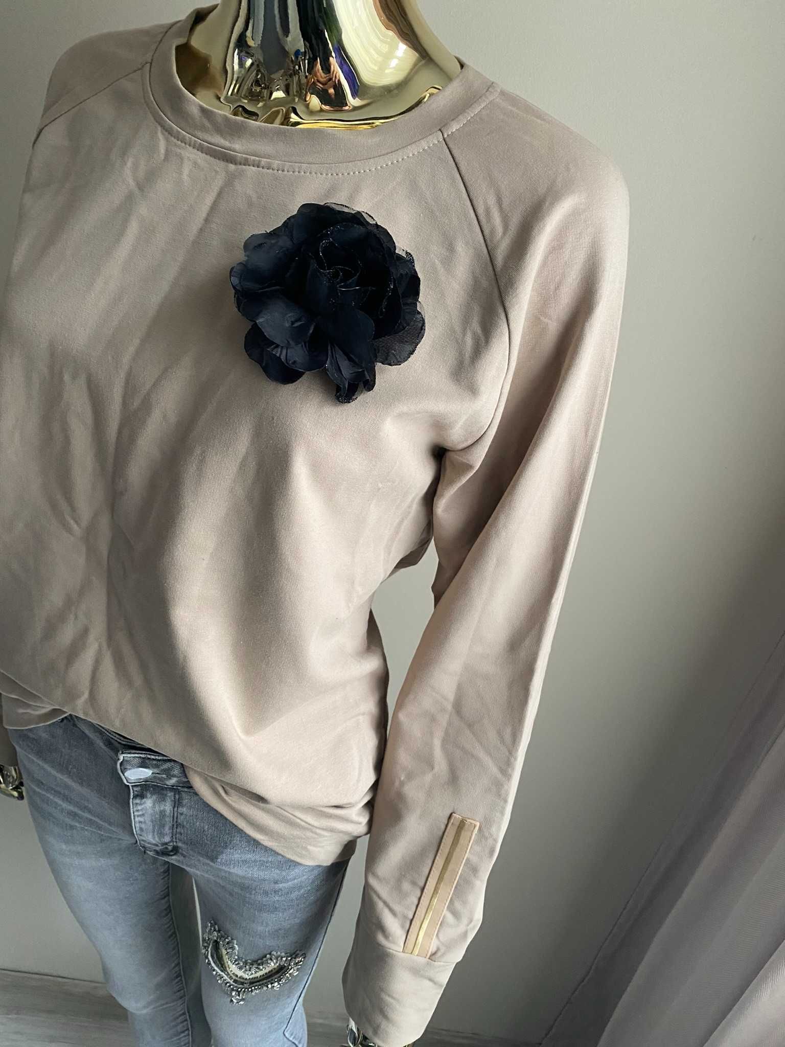 Sempre bezowa bluza z ozdobnym kwiatem - broszką S-M