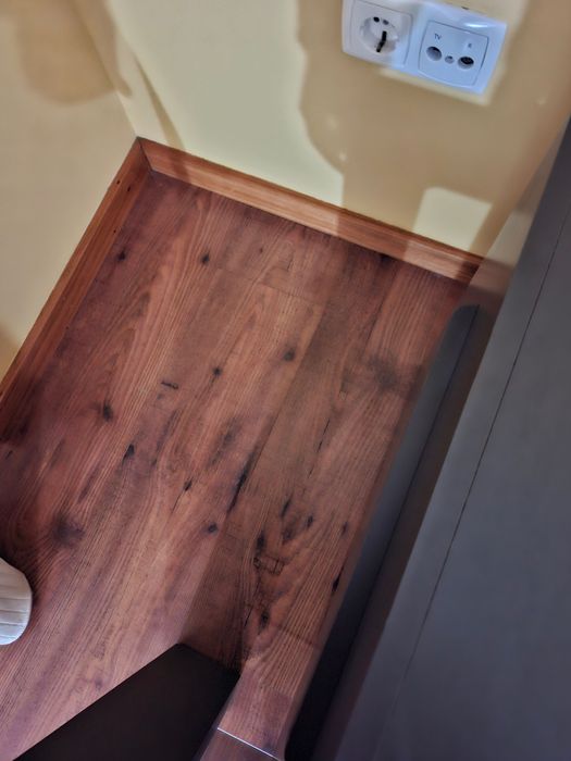 Móvel para TV com portas de vidro