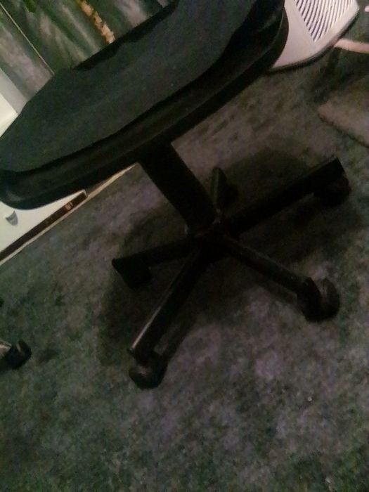 Офисный стул с газлифтом на колесиках металл 47х48 см