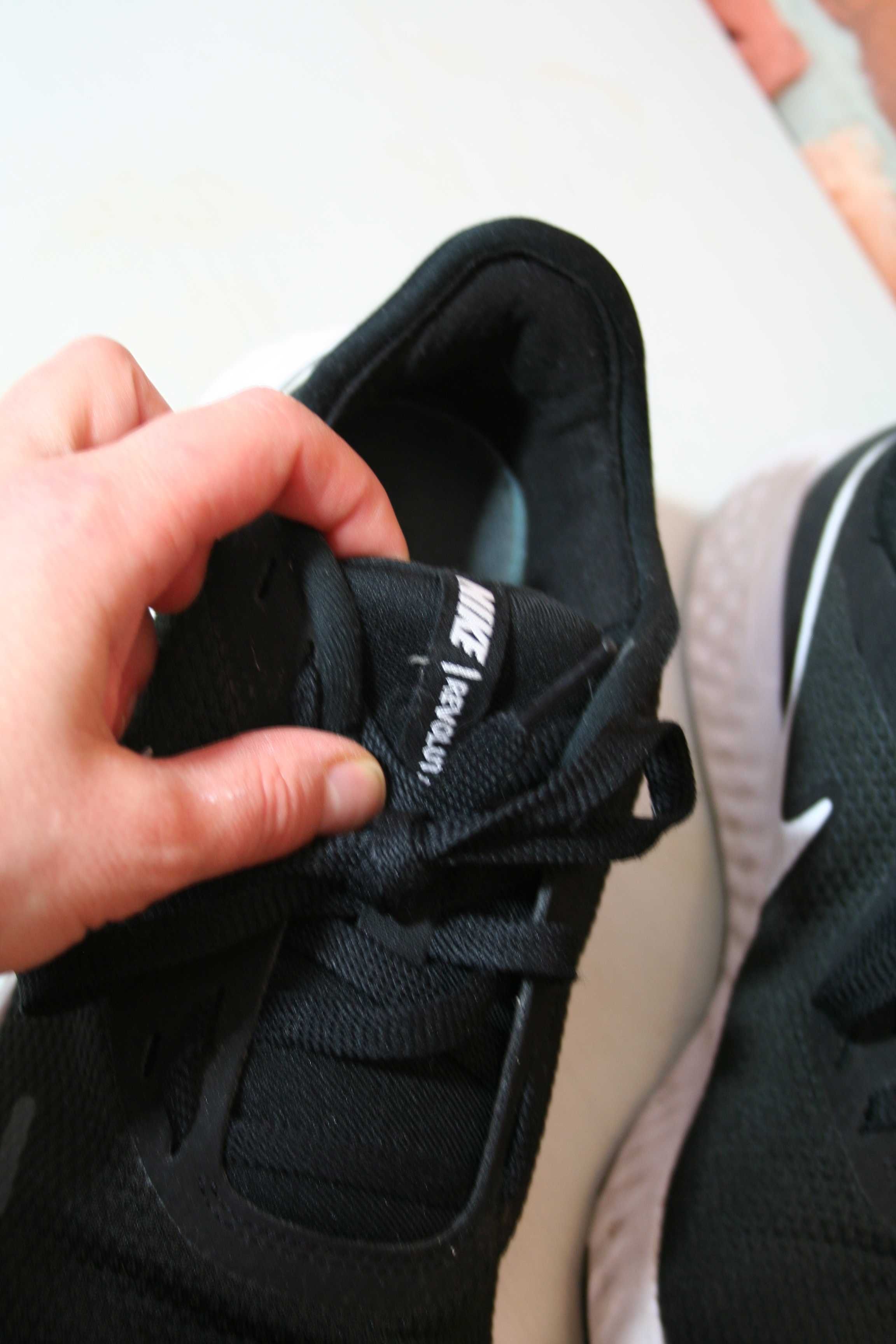 Buty Sportowe Trampki Czarno-Biały Nike Revolution Rz. 42,5 wkładka 27