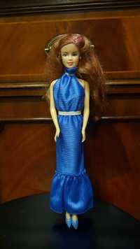 Lalka w niebieskiej sukni