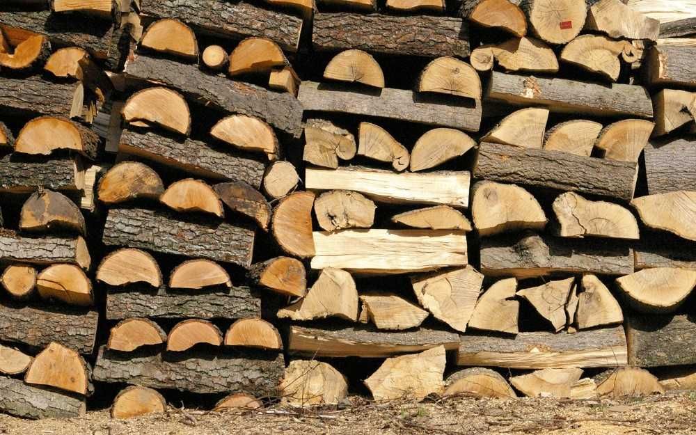 Sezonowany opał przygotowany do kominka/pieca