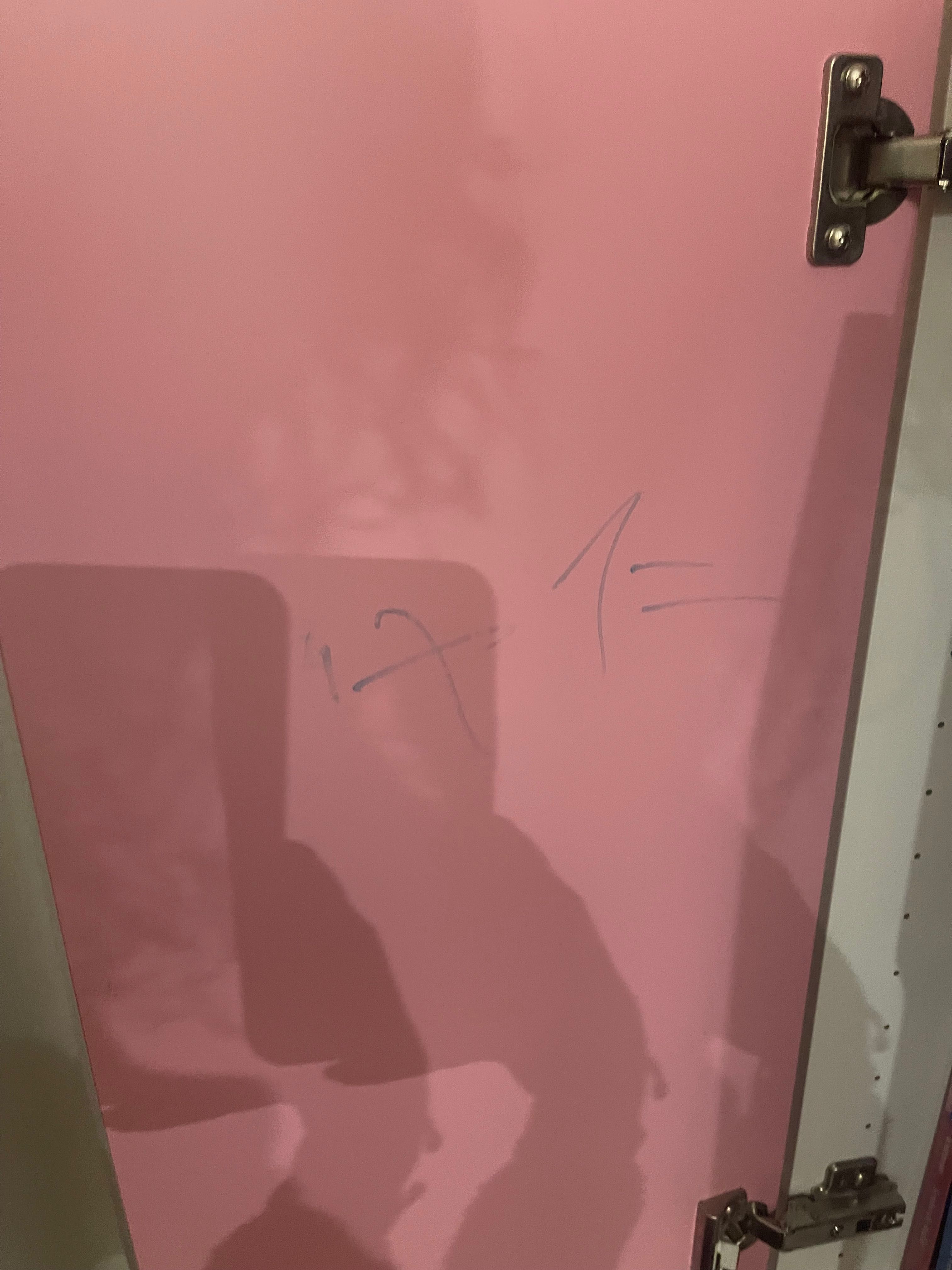 Roupeiro ikea cor de rosa