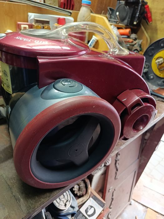 Пылесос  LG всё в комплекте.