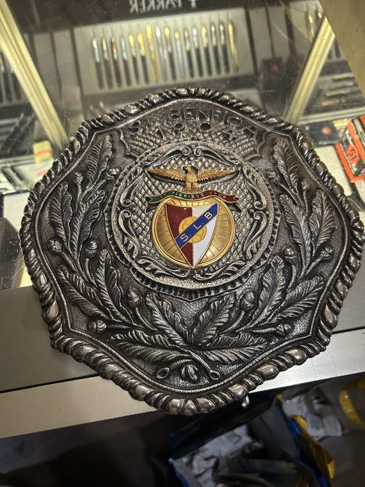 Sport Lisboa e Benfica emblema esmaltado em prato de parede