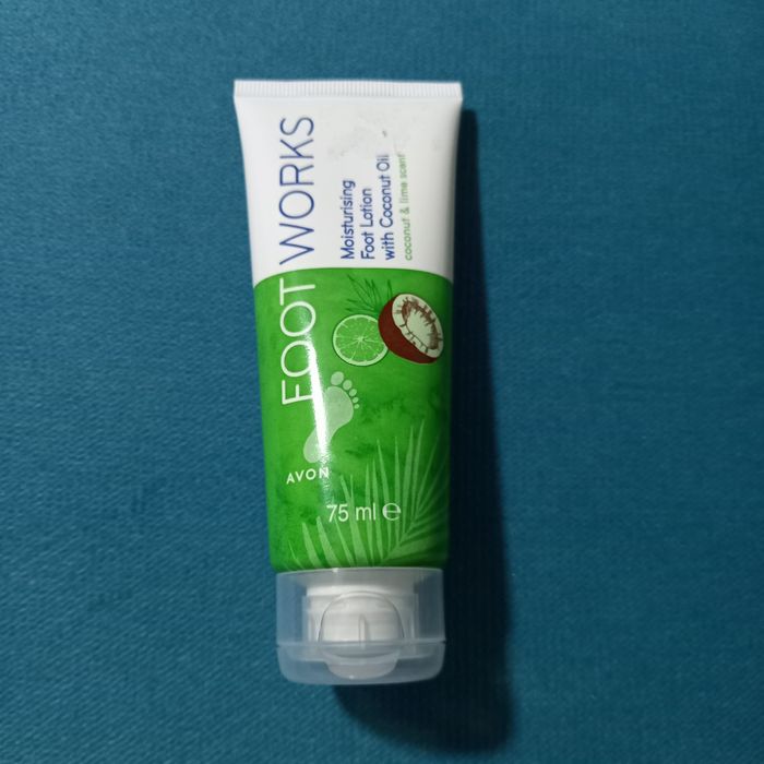 Avon Foot Works nawilżający balsam do stóp limonka-kokos