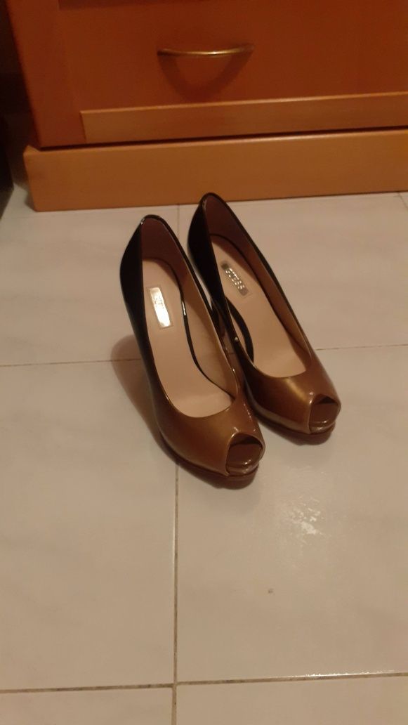 Sapatos Camel e preto verniz dourado ( GUESS ) C/ Novos