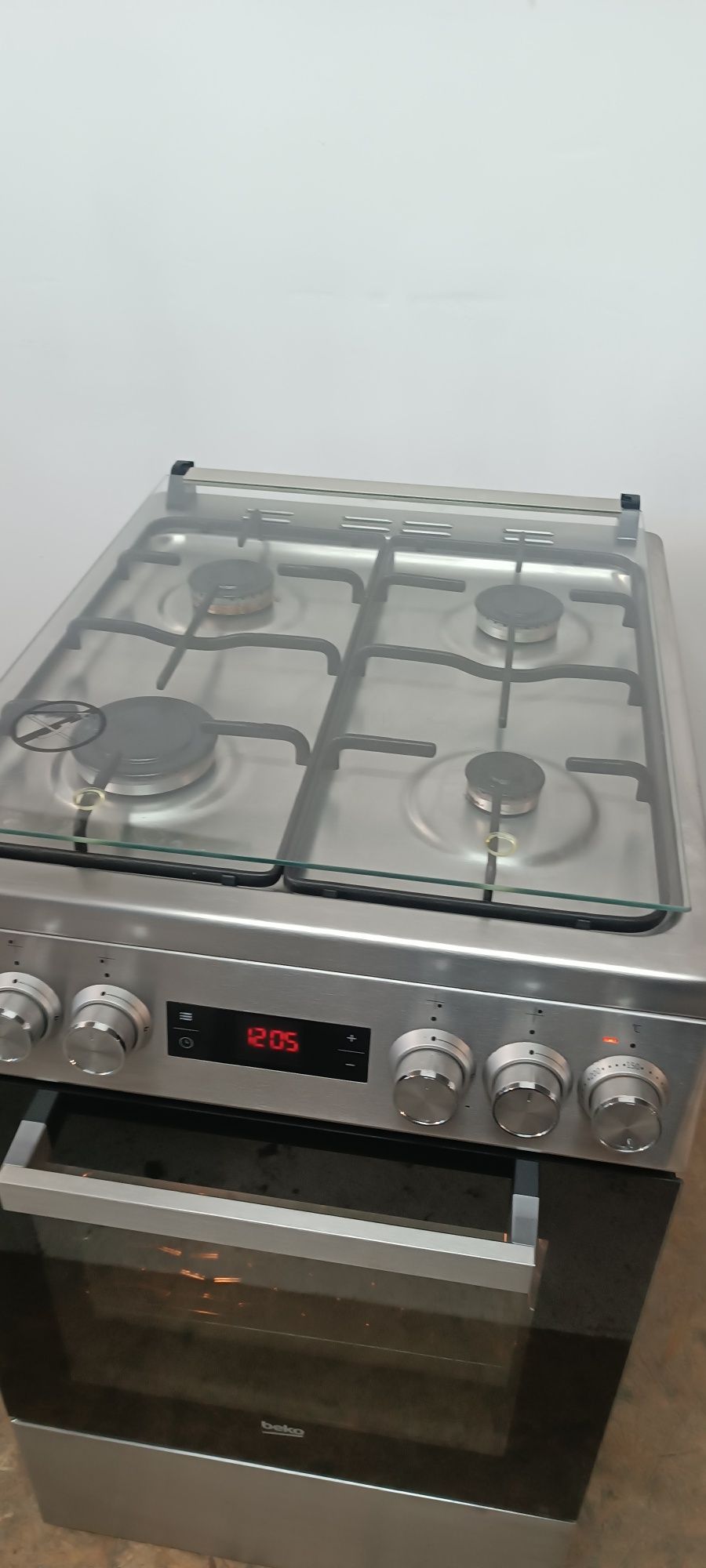 Kuchenka Gazowo Elektryczna Beko 2023r. FSM62321