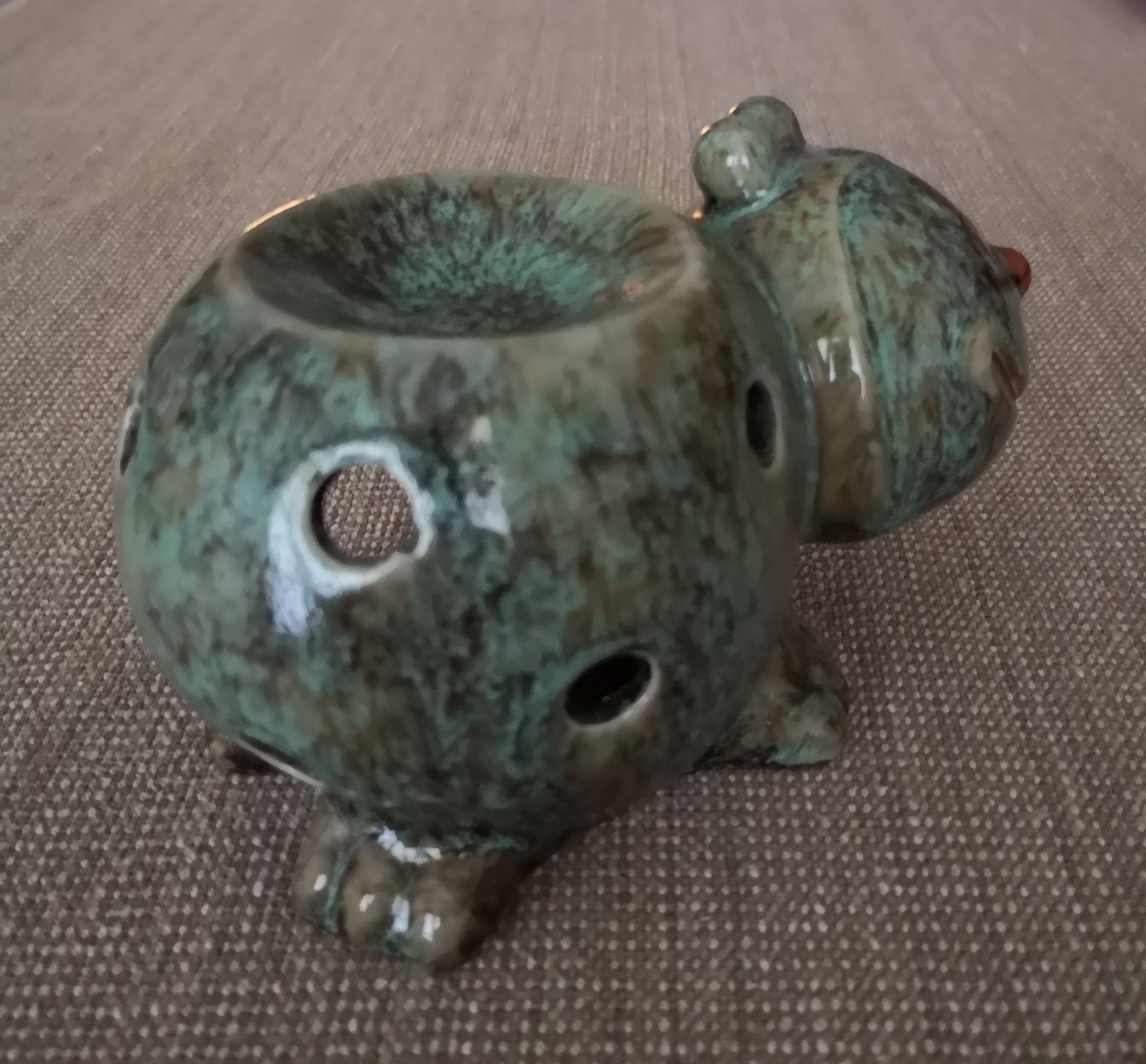Stary radosny ceramiczny kominek zapachowy lub podgrzewacz do wosku.