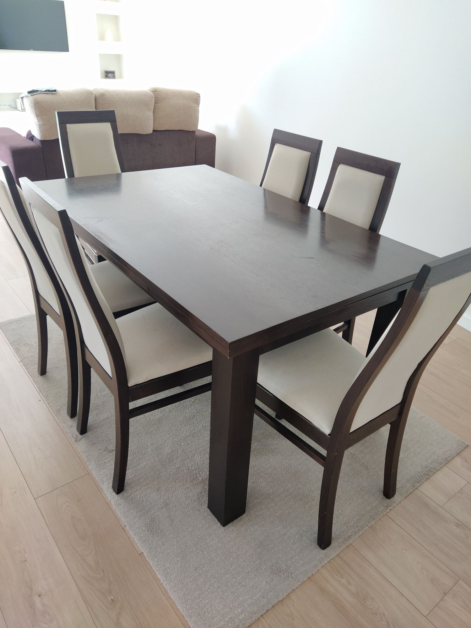 Mesa de jantar e cadeiras