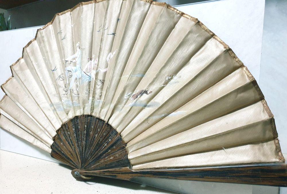 Maravilhoso romântico antigo leque em seda castanha pintada à mão