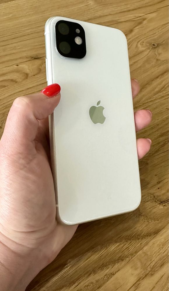 iPhone 11 64GB biały + ładowarka indukcyjna