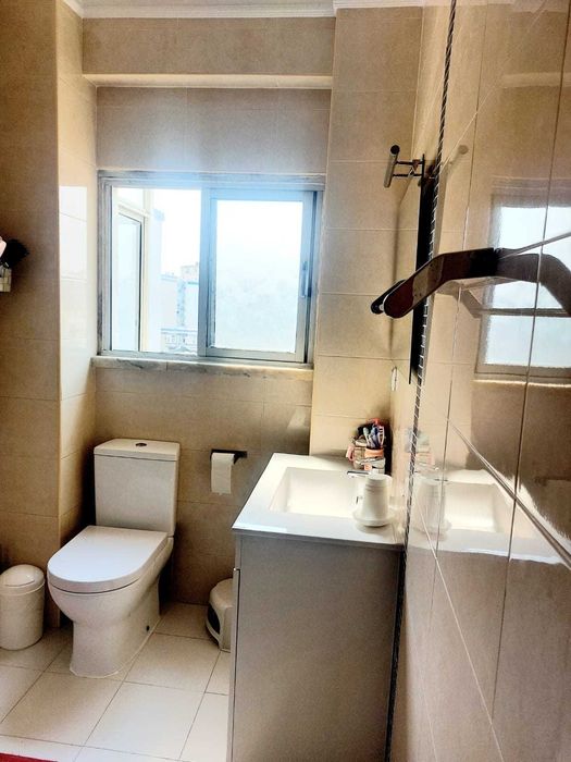 Quarto Individual Premium –  Roupeiro + AC + Varanda XL