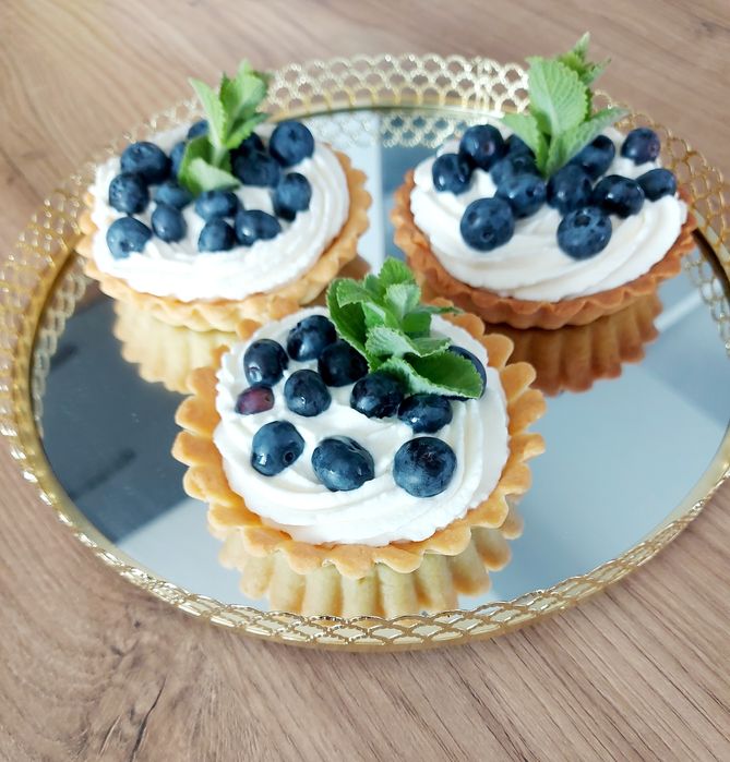 Lizaki bezowe minibezy muffinki minidesery urodziny słodki stół