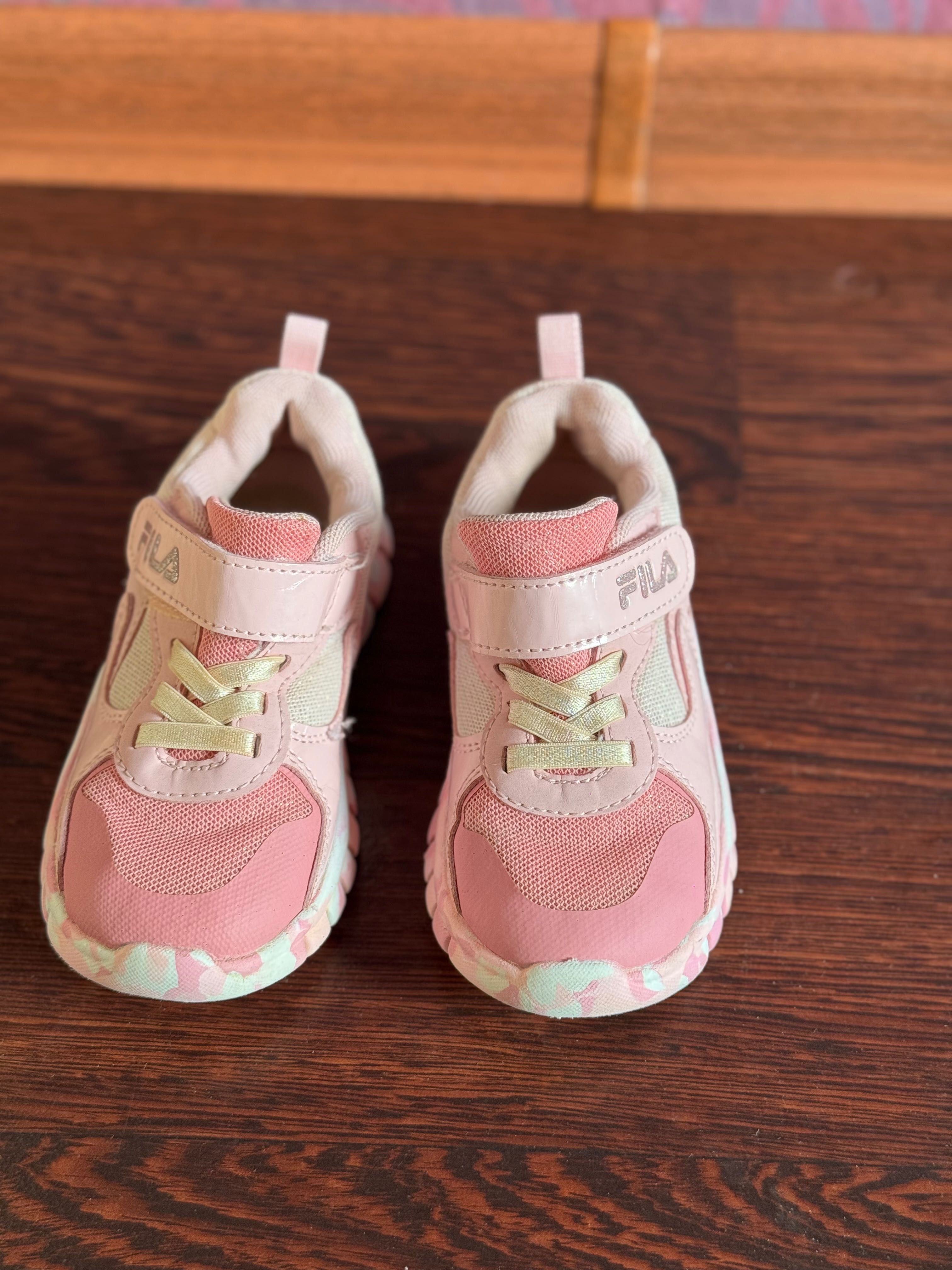 Sprzedam sportowe buty dla dziewczynki w rozmiarze 25
