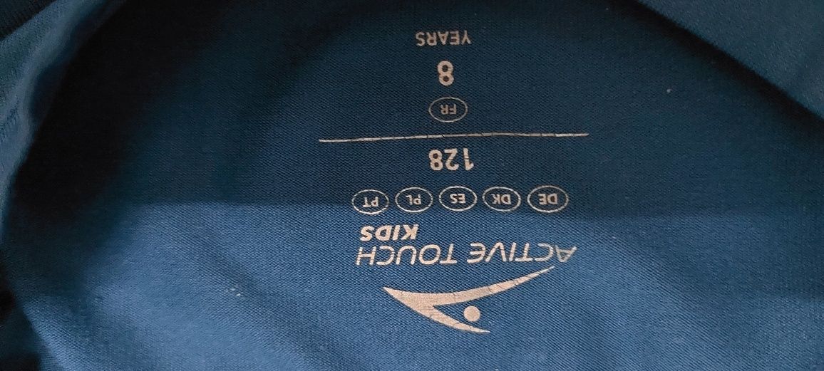 Conjunto de calções e tshirt para menino. Idade 8 anos.