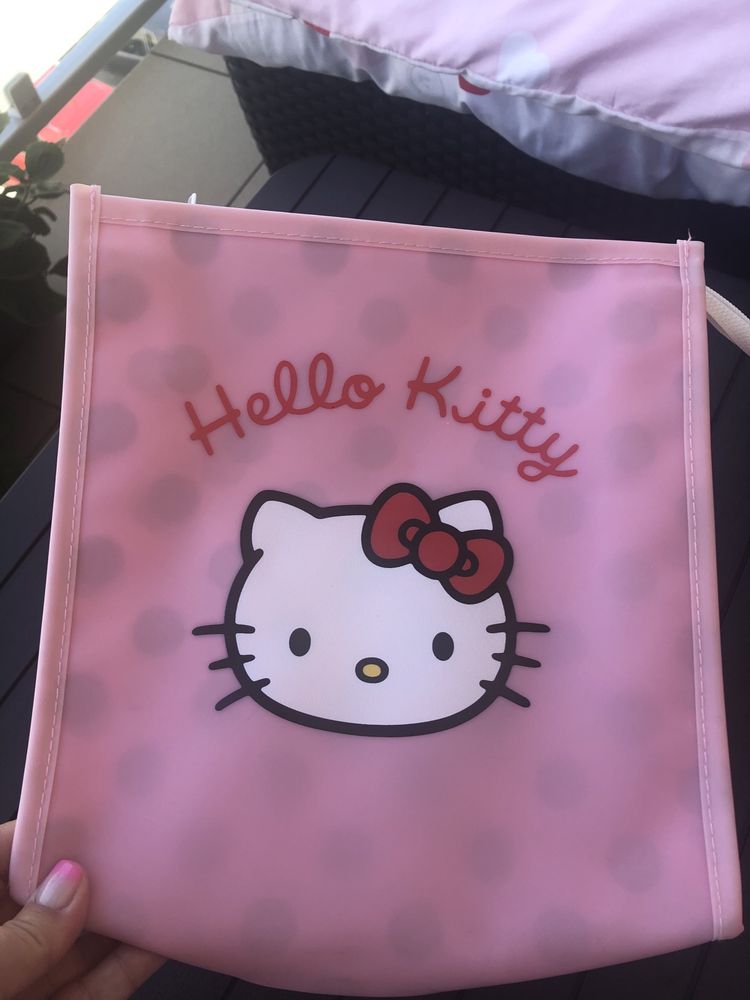 Śliczna rozowa kosnetyczka Hello Kitty
