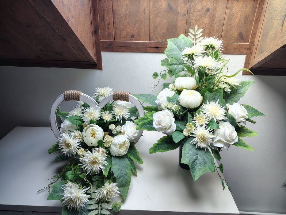 Zestaw nagrobny białe kwiaty, stroik na grób w drewnianej osłonce serc