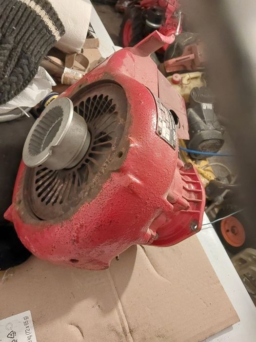 Silnik mf 70 w całości lub na czesci szarpak iskrownik