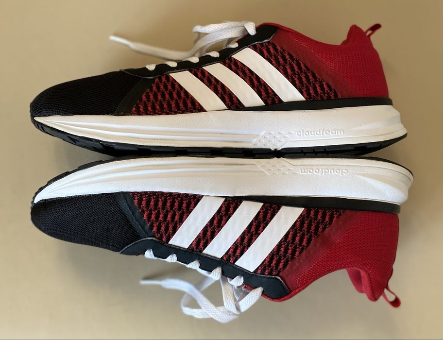 Кросівки Adidas.