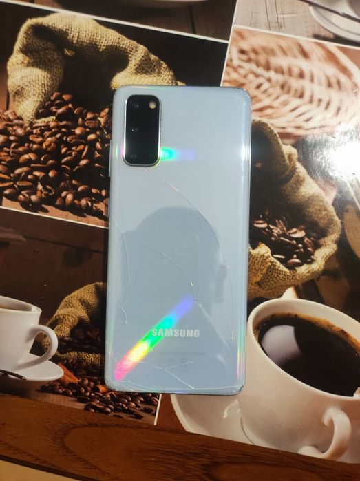 Продам телефон samsung s20