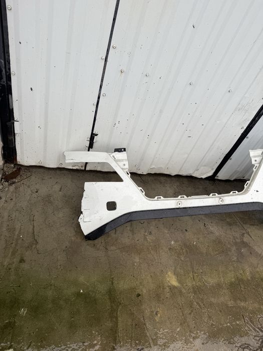 Передний бампер Nissan Rogue T33 дорест левая часть