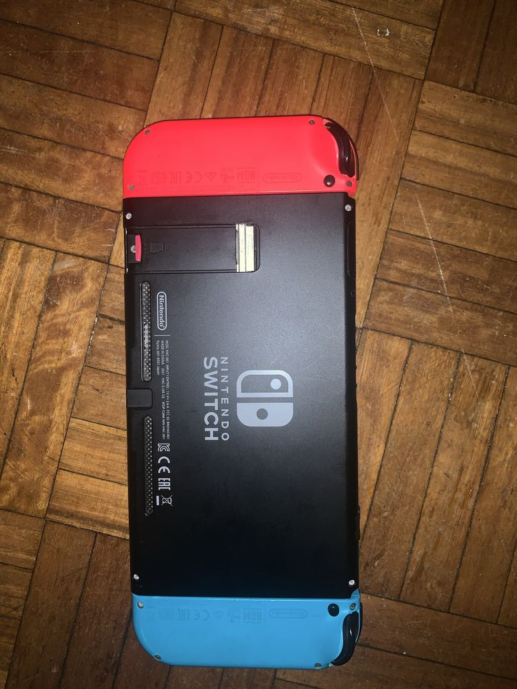 Nintendo Switch com Caixa, Cartão de Memória e Acessórios Extras!