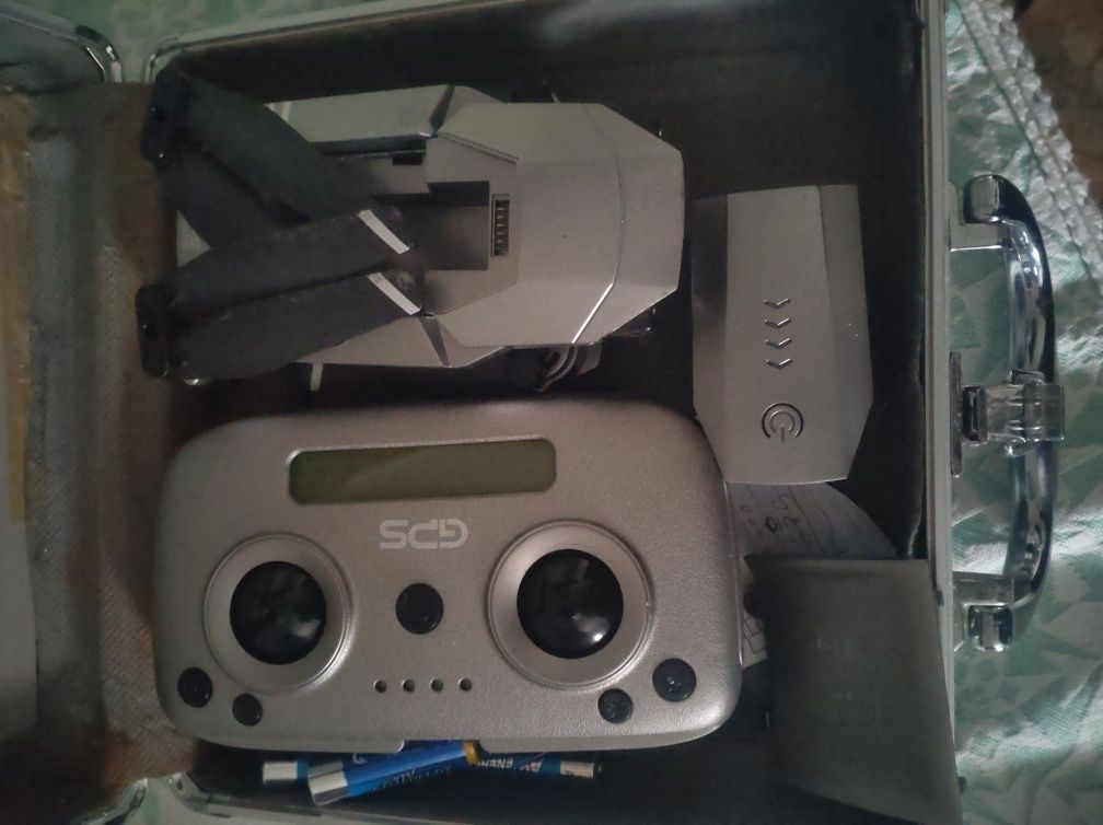 Drone e câmera. Comando e 1 bateria