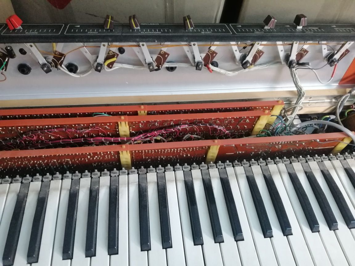 Продам синтезатор Vermona Piano Strings