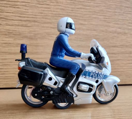 Motocykl policyjny sygnały świetlne i dźwiękowe policja