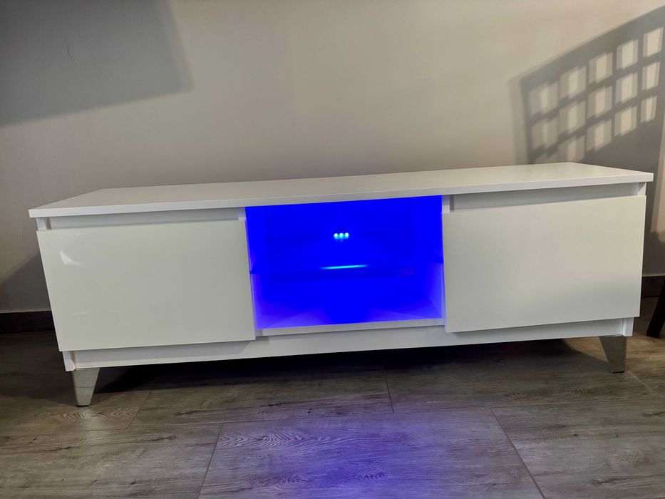 Szafka rtv ze szklaną półką i oświetleniem do salonu