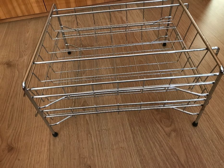 Gavetas arquivadoras em metal prateado e preto