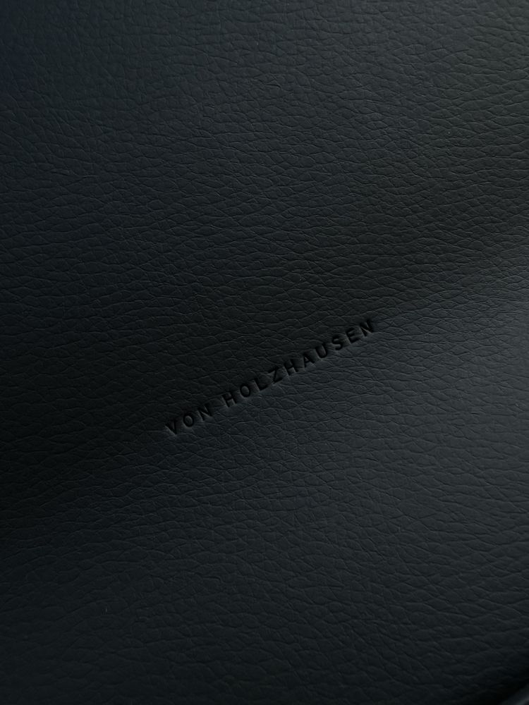 Чохол von Holzhausen MacBook 16" Portfolio чорний шкіра