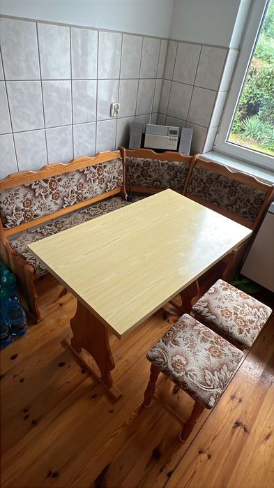 Narożnik kuchenny + dwa taborety + stół