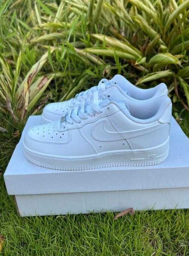 Nowy i oryginalny Nike Air Force 1 Low '07 White EU45