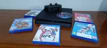 PlayStation 4 com comando e jogos
