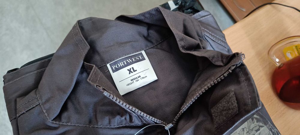 Ubranie robocze bluza plus spodnie.