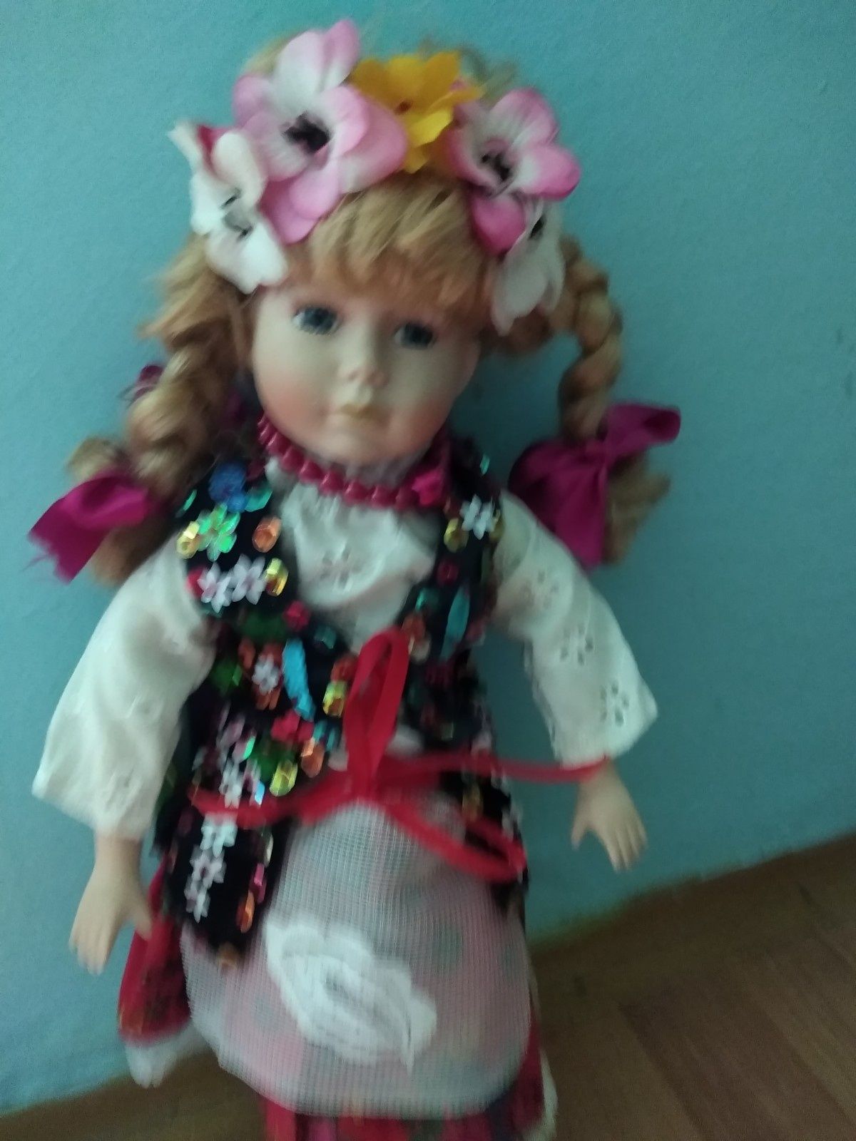 Porcelanowa lalka ustrojona w krakowski strój,ręczna robota