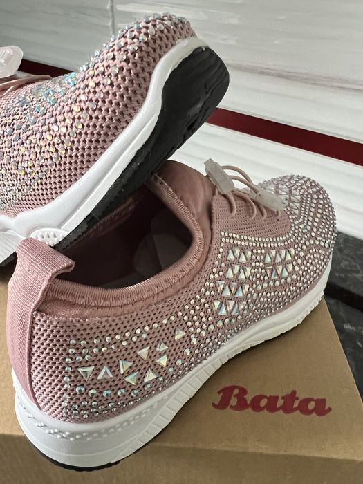 кросівки Bata рожевого кольору зі стразами.37 розмір