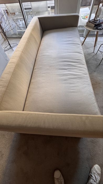 Sofa  de  sala em muito bom estado , beige 3 almofadas.