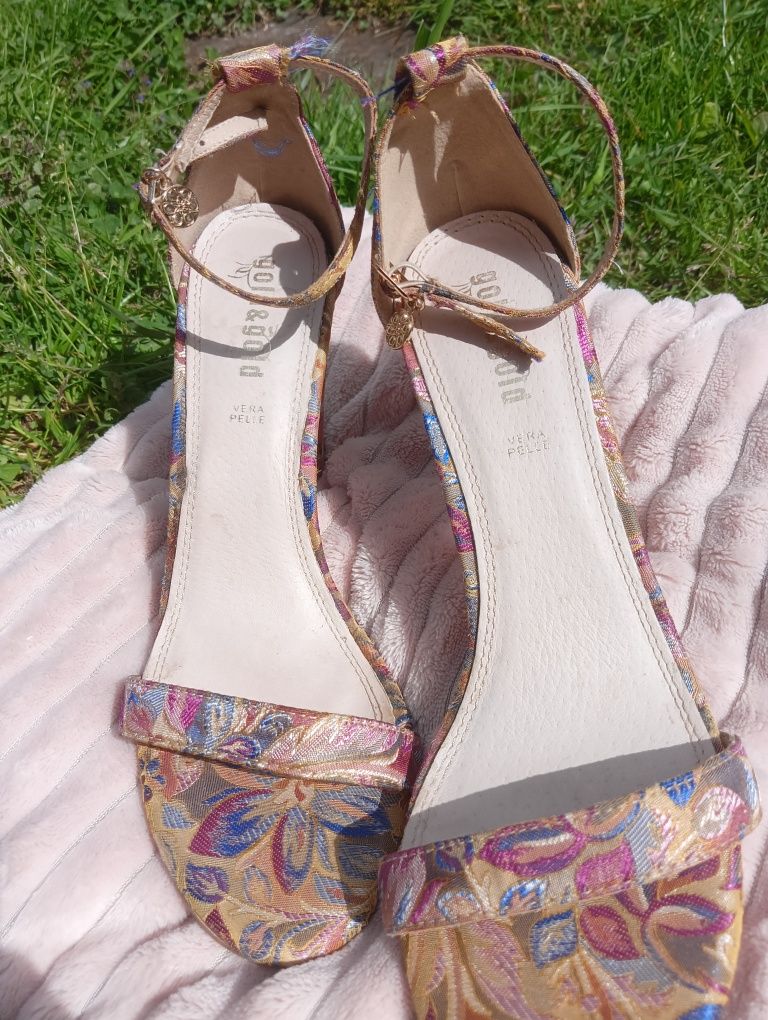 Przepiękne sandały na  obcasie. Gold&Gold Vera Pelle.