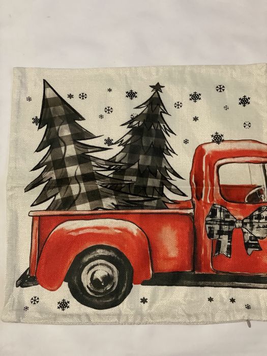 Декоративні наволочки з новорічно-різдвяним принтом.