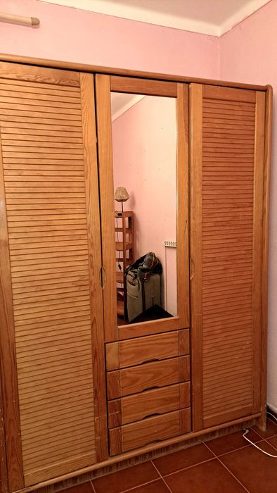 Roupeiro de pinho com 3 portas