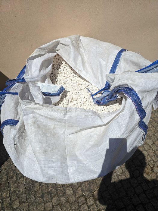 Pedras brancas para enfeitar tapetes de relva