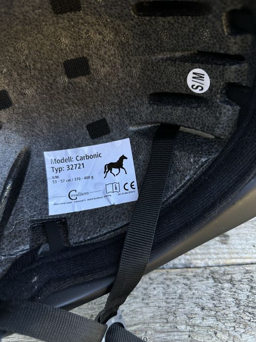 Czarny kask, toczek do jazdy konnej Covalliero Carbonic, rozmiar S/M