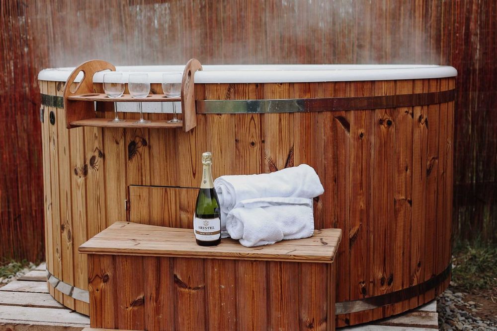 Glamping z jacuzzi nad jeziorem czorsztyńskim. Domki kopułowe, kominek
