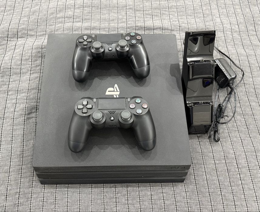 PS4 Pro 1TB + 2 pady + stacja ładowania + 4 gry – komplet, sprawne