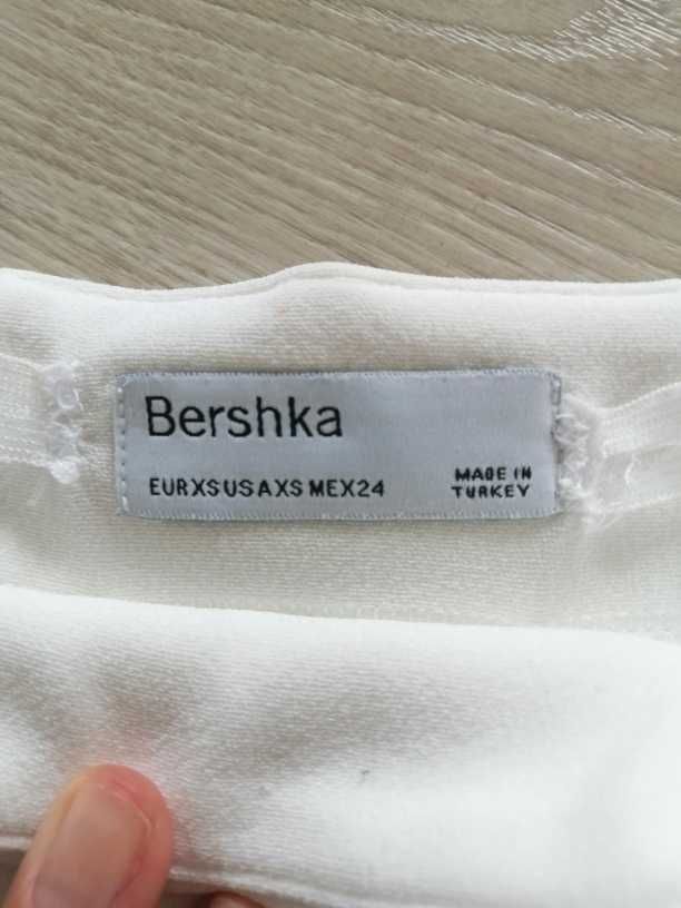 Saia de pregas branca  Bershka XS