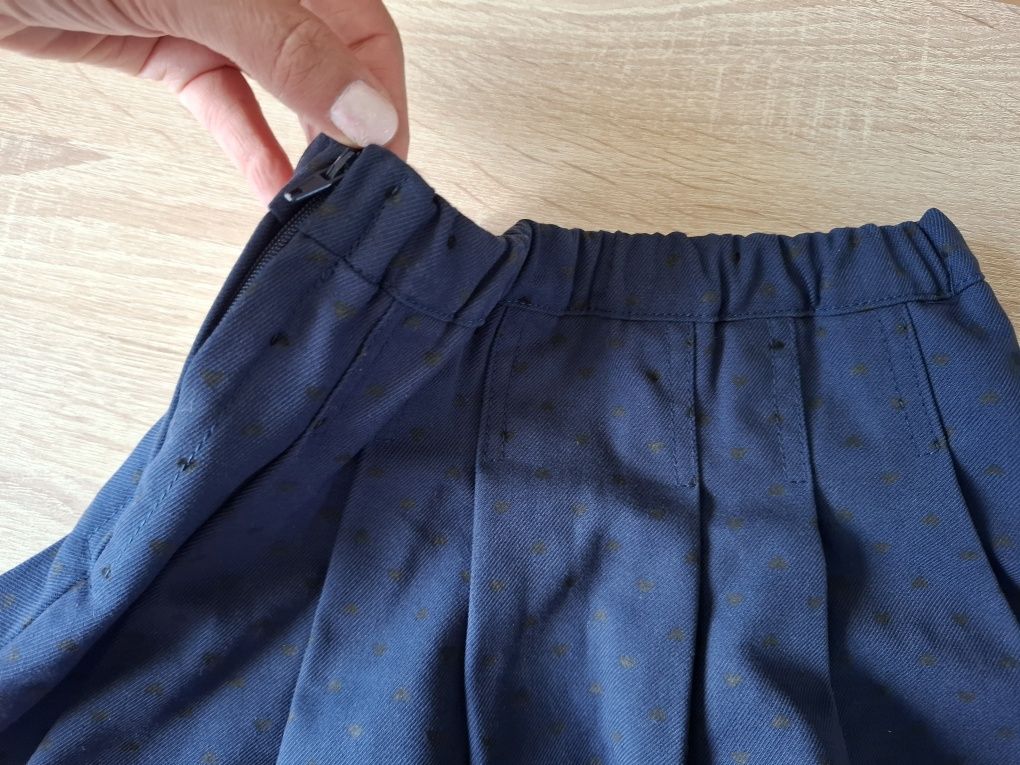 Granatowa spódniczka na uroczystości szkolne
