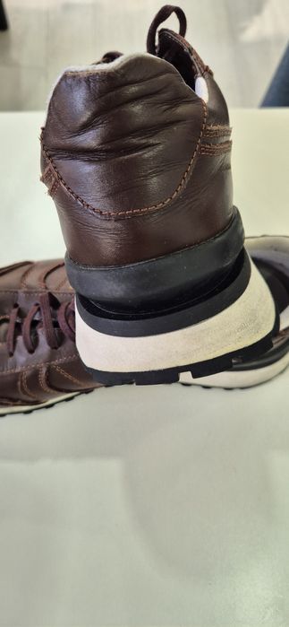 Sapatilhas Homem Guess em pele de cor castanhas como novas